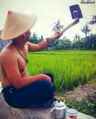 Fhoto-selfie-dengan-cara-aneh-saat-istirahat-di-sawah